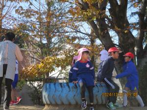 園庭で遊ぶ④