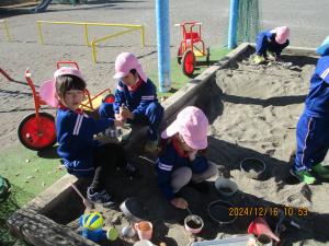 砂場で遊ぶ