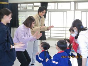 年少ハイタッチ
