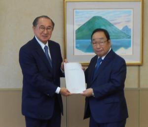 委員長から市長へ評価結果書を渡している写真