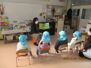 年少読み聞かせ