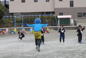 ４