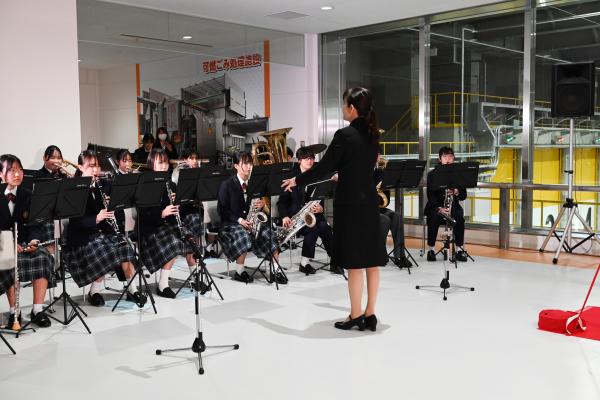 榛名中学校吹奏楽部が演奏している写真