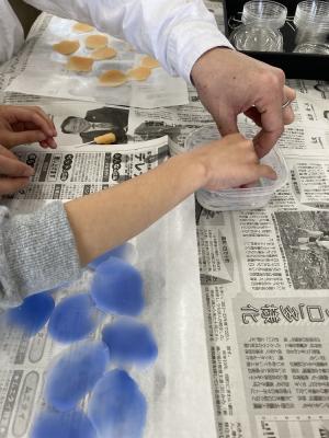 「ミニバラキャンドルを作ろう」の様子1