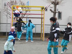 園庭で遊び②