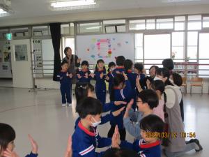 年長さんとハイタッチ①