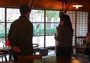 旧井上邸居間での齋木さんと学芸員のトーク