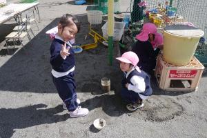 ３