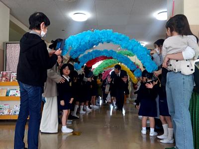 アーチでお見送り