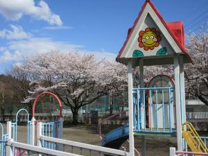 遊具と桜