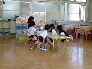 たんぽぽ組の読み聞かせ