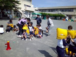 すわって