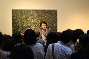 第1展示室の作品の前でトークする水野さん