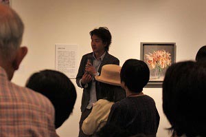 第5展示室の作品の前でトークする水野さん