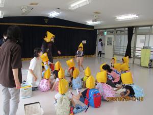 引き渡しを待つ