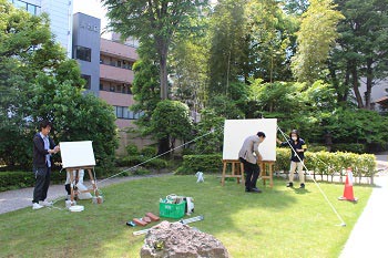 セッティング中の水野さんと職員