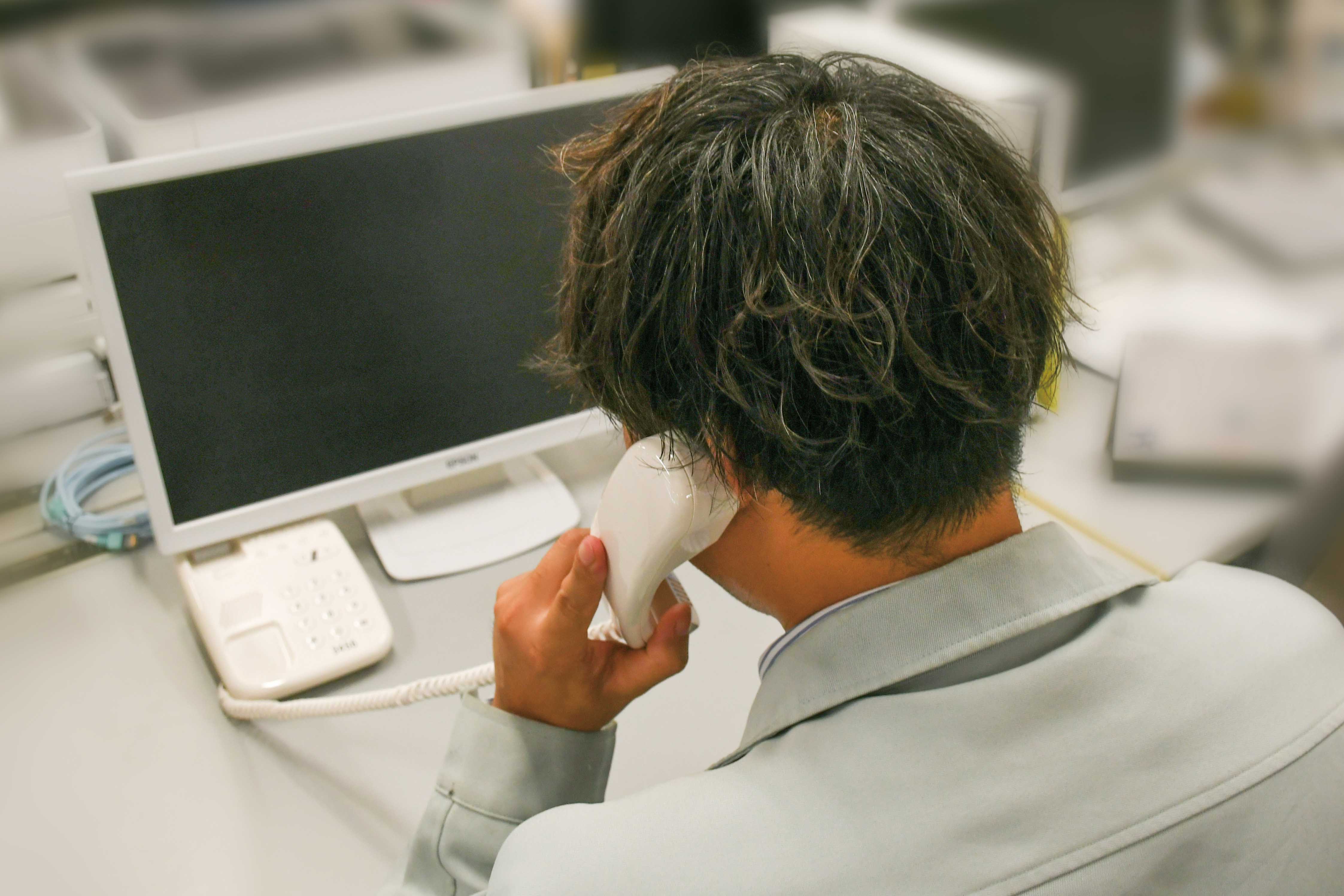 電話を受けている職員の様子