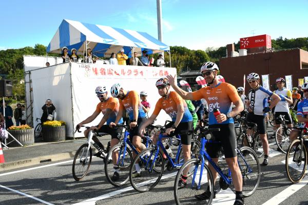 スタート地点で待機するポズナン市の招待選手