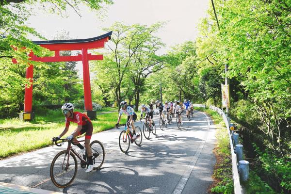 一之鳥居の前を通過する様子