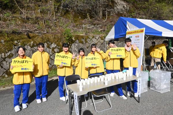 沿道で声援を送る地元の中学生
