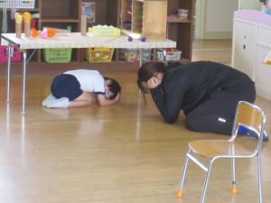 机のした