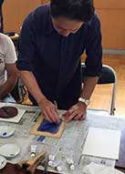 馬毛の刷毛で水彩絵具を乗せて…の画像