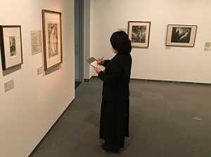 展示室での模写の様子2