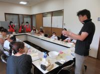 講師の話を聞く参加者