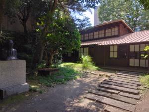 正門から見た旧井上邸