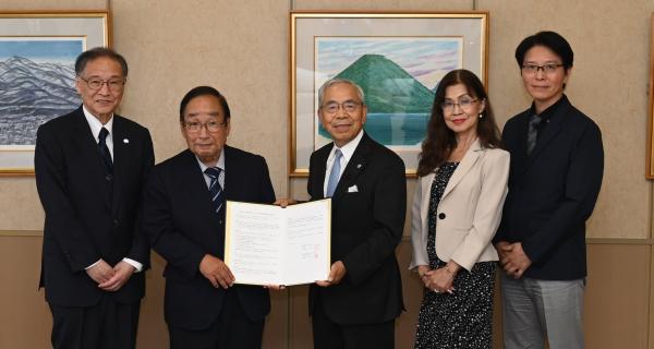 群馬パース大学関係者と高崎市長の集合写真