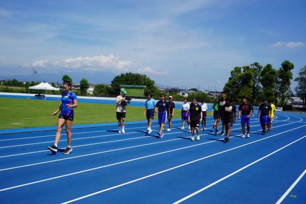 ビラゴシュ選手と中学生が練習する様子