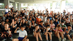 豊岡小学校の石の勾玉づくり