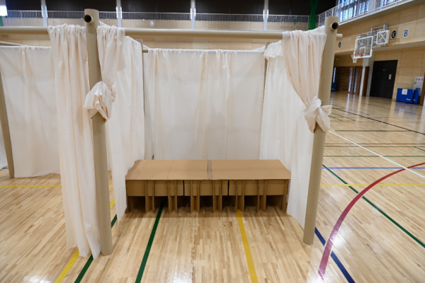 ダンボールベッドと間仕切りの写真