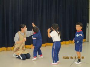 実習生とハイタッチ