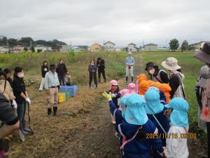 ボランティアの方々にあいさつ