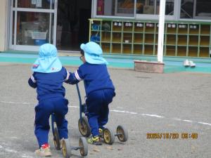 キックボードで競争