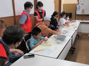 粘土で金井沢碑のキャラクターかなぴーを作るイベントの補助をするボランティア会員