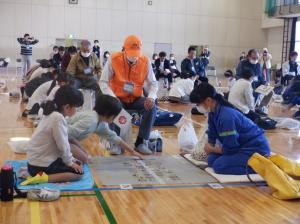 上野三碑かるた大会で審判をするボランティア会員