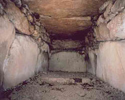 ​観音塚古墳石室（入口から奥を望む）の画像