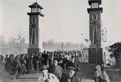 聖石橋のたもと、乗附練兵場入口に設けられた奉迎門