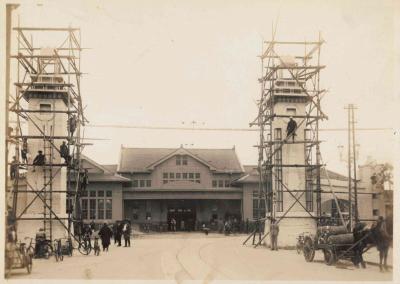 高崎駅前に設けられた奉迎門の写真
