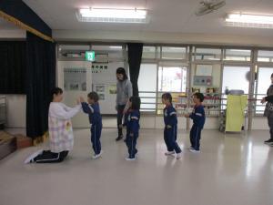 実習生とハイタッチ