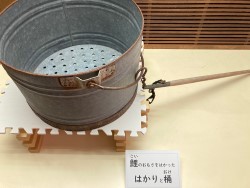 展示品、鯉の重さを計量するための秤と桶