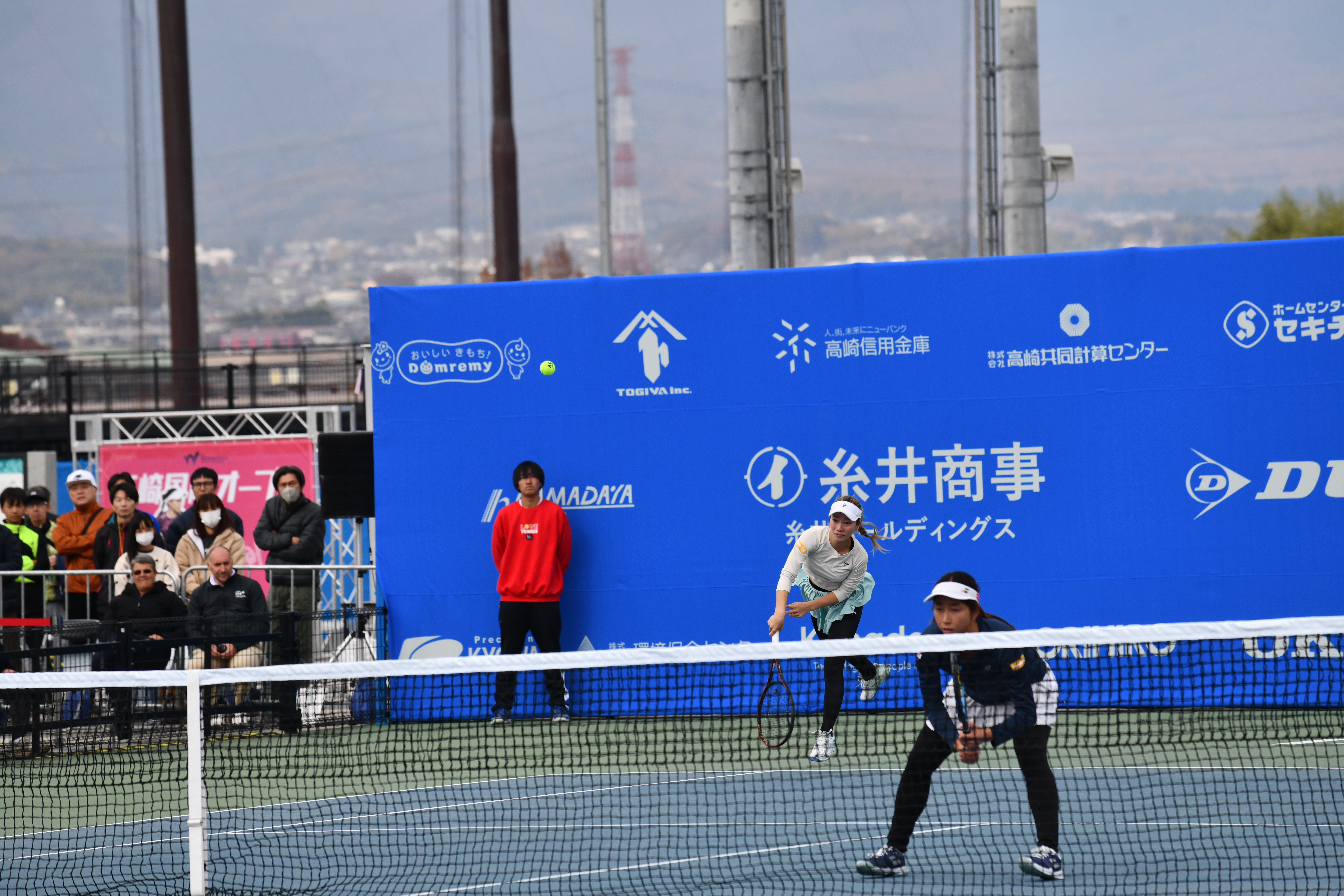 サーブを打つ小堀選手