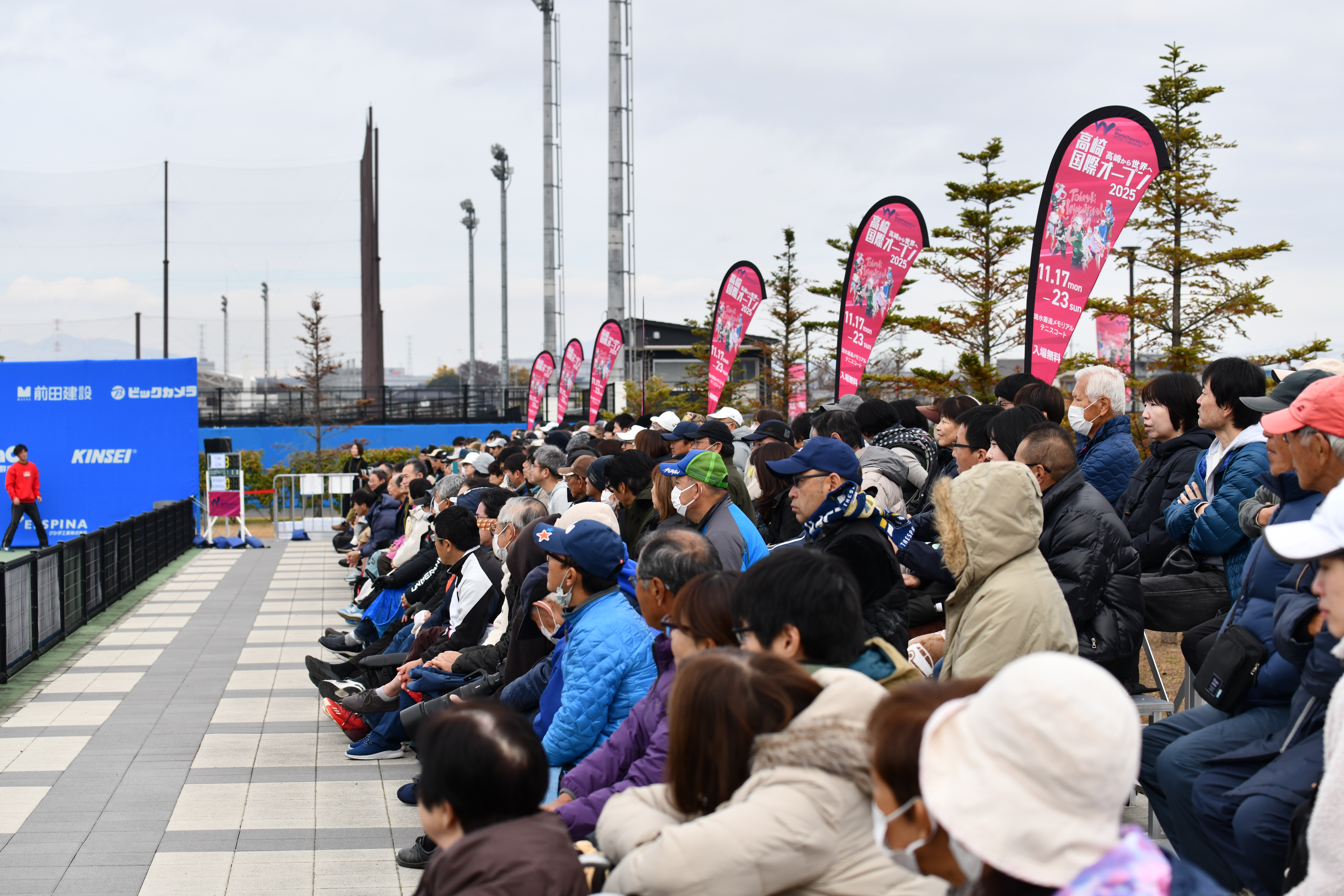 決勝戦を見守る観客