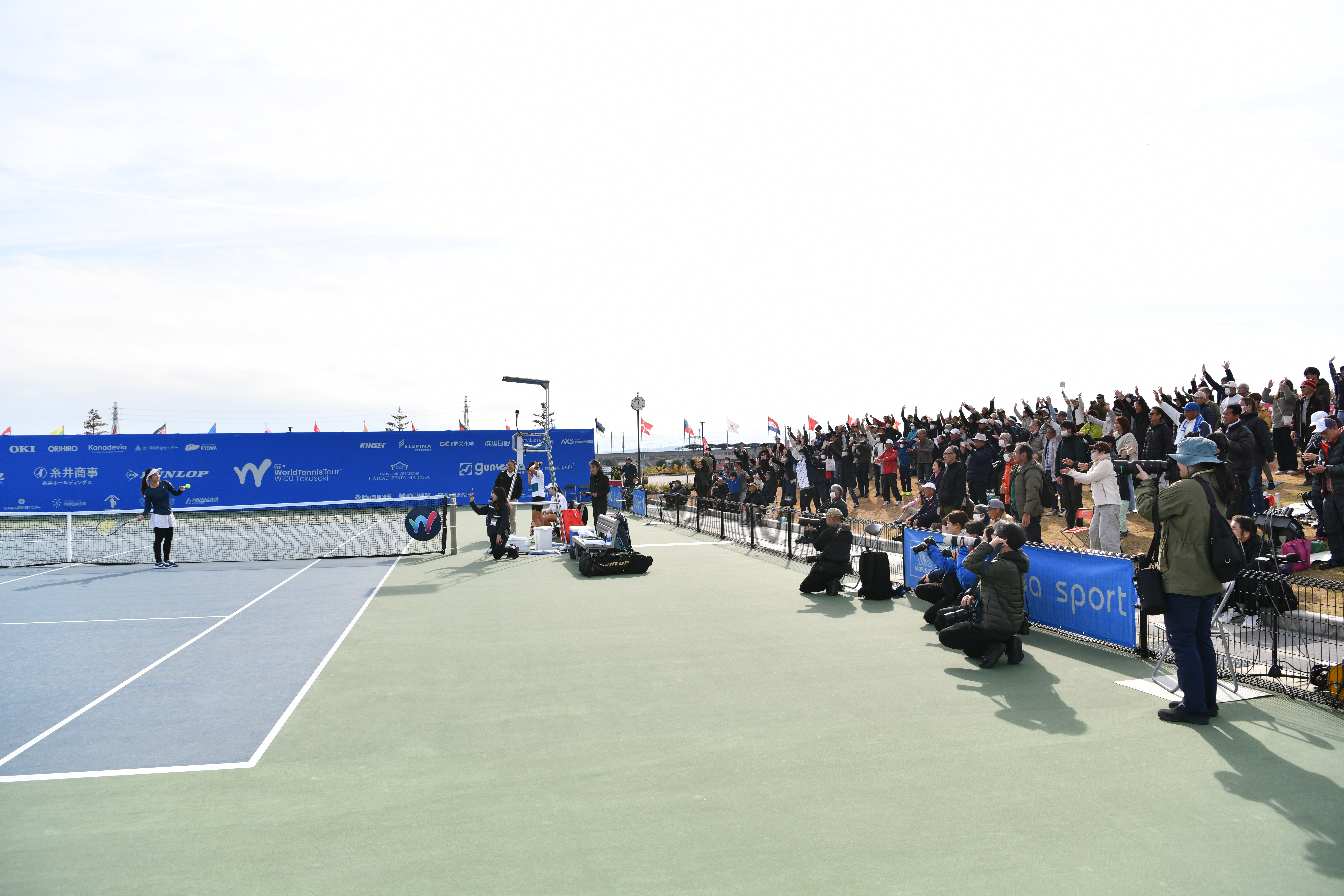 サインボールを投げ込む清水選手