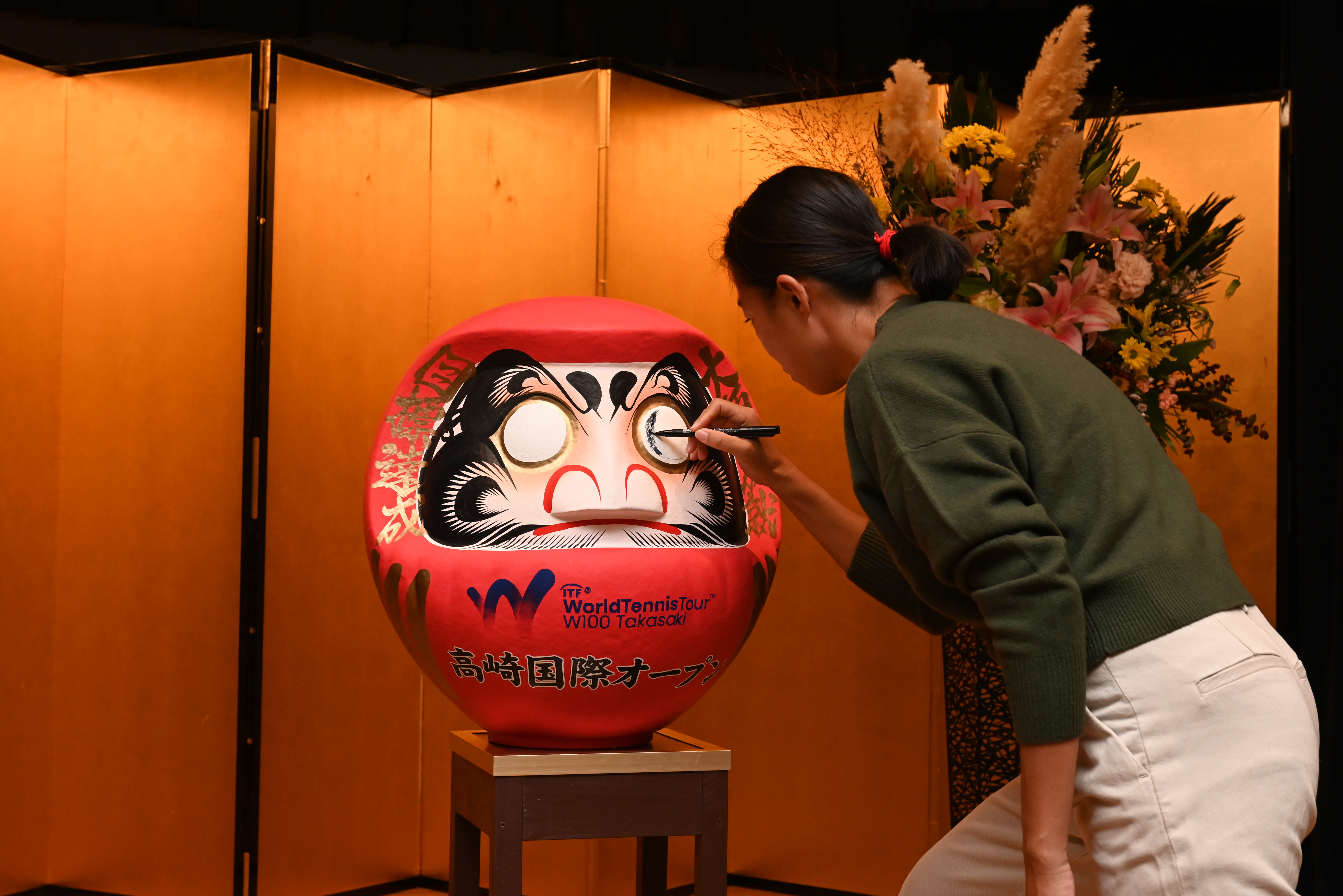 だるまの目入れをする様子