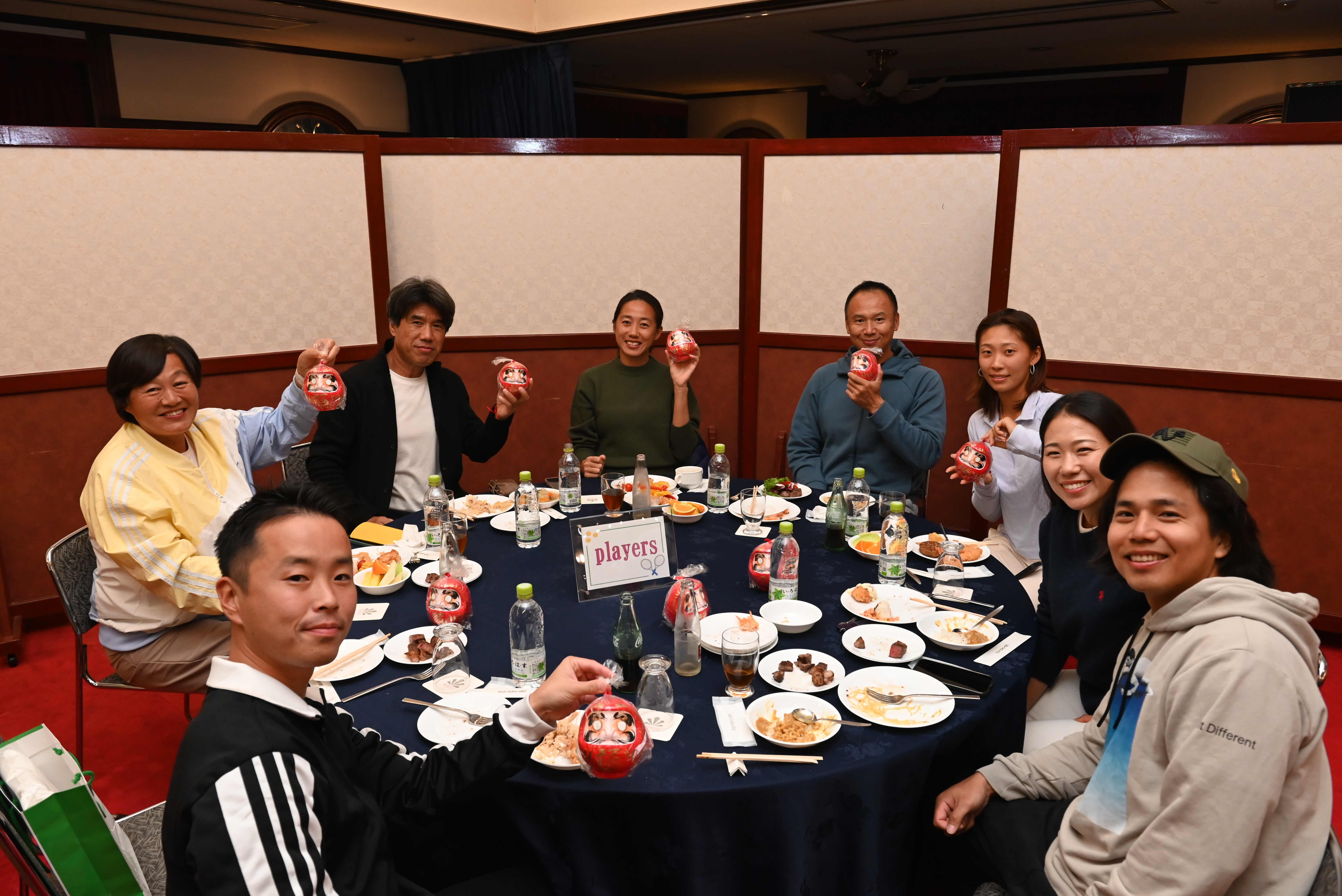 レセプションを楽しむ選手の様子