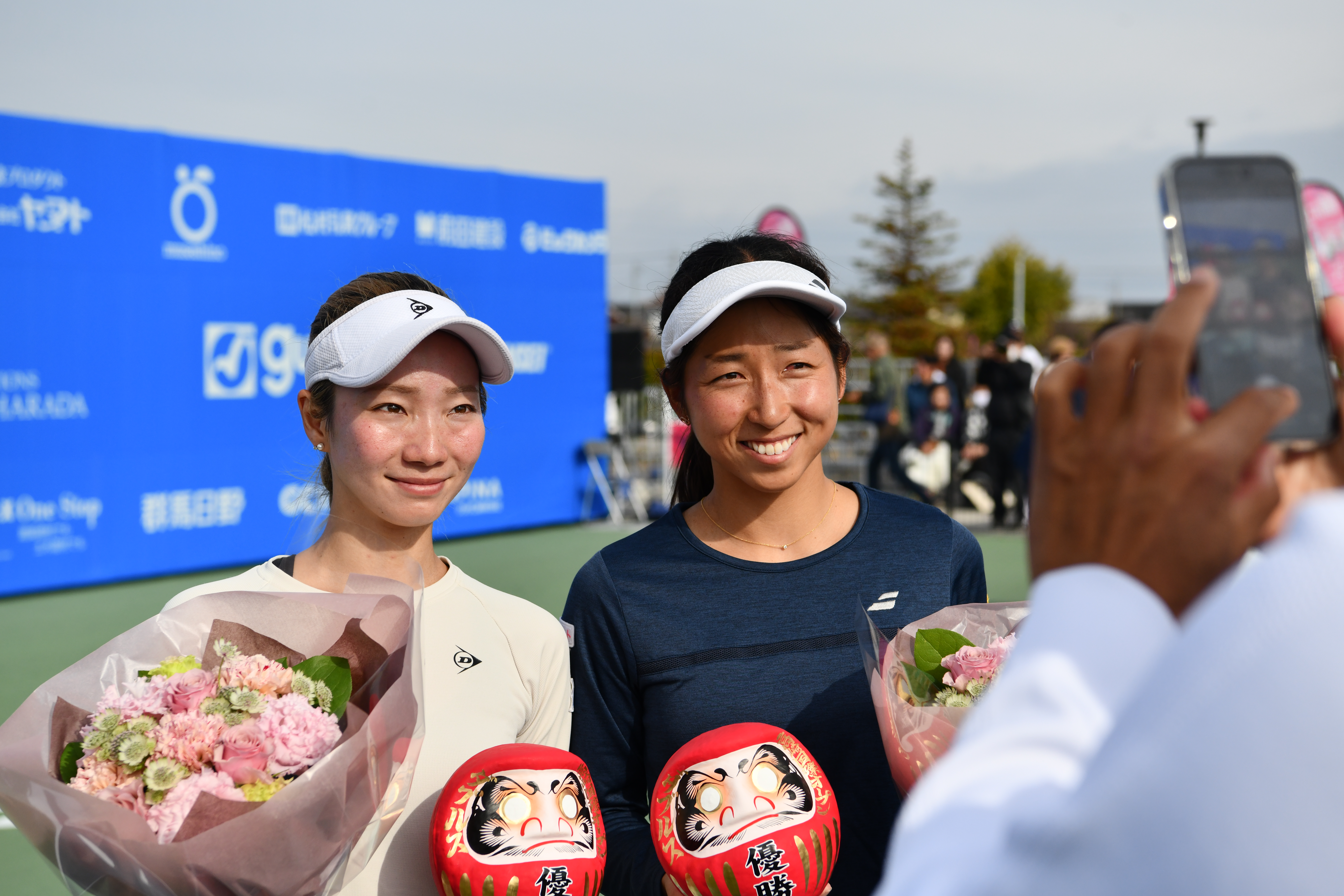広報課からの1枚の写真。高崎国際オープンの女子ダブルスで優勝し、笑顔を見せる清水綾乃選手と小堀桃子選手