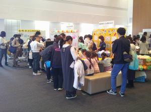 フェスタ2階　来場者の様子
